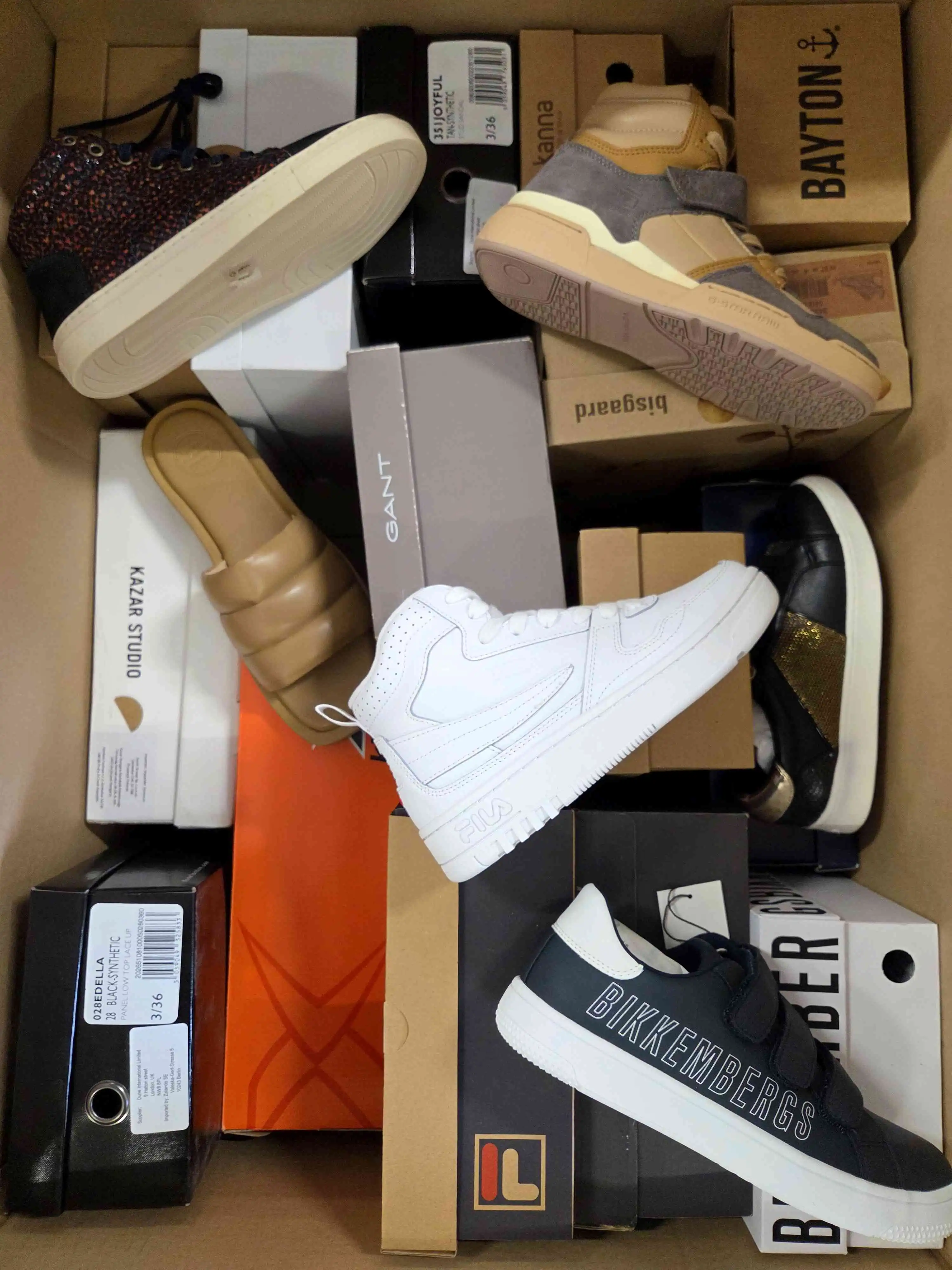 AS1444 3 The photo shows a package with footwear in the category AS.