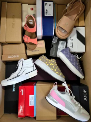 The photo shows a package with footwear in the category AS.