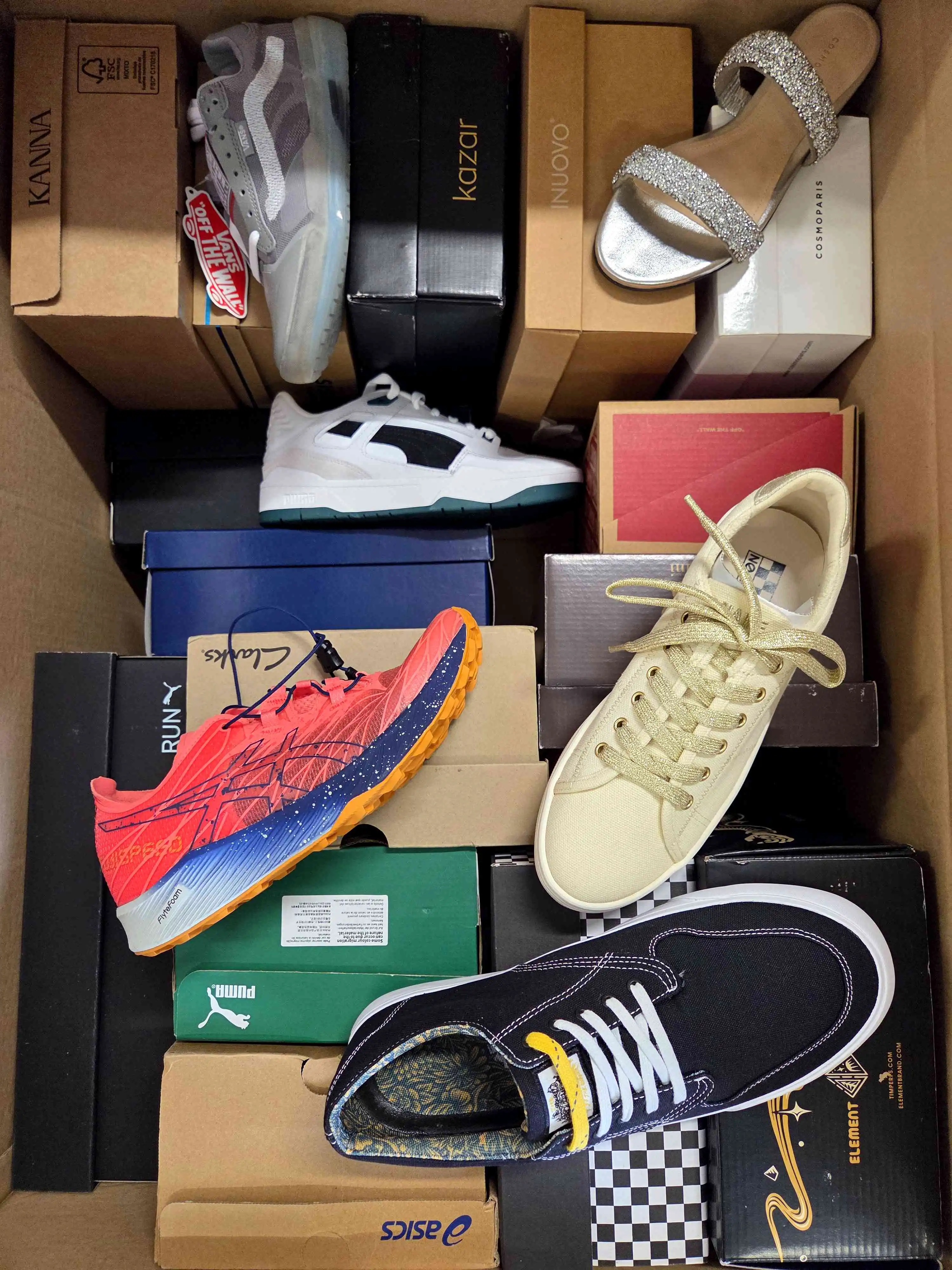AS1447 3 The photo shows a package with footwear in the category AS.