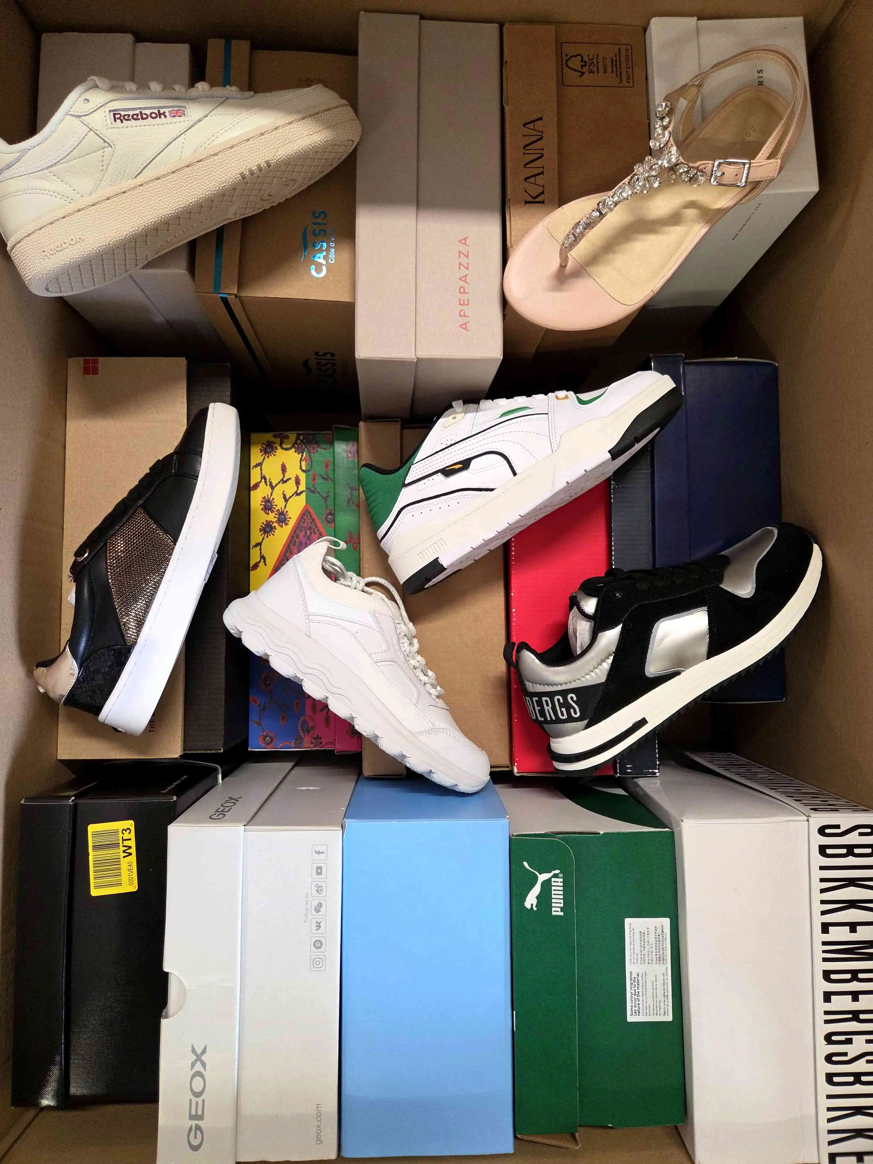 AS1448 3 The photo shows a package with footwear in the category AS.