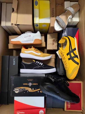 The photo shows a package with footwear in the category AS.