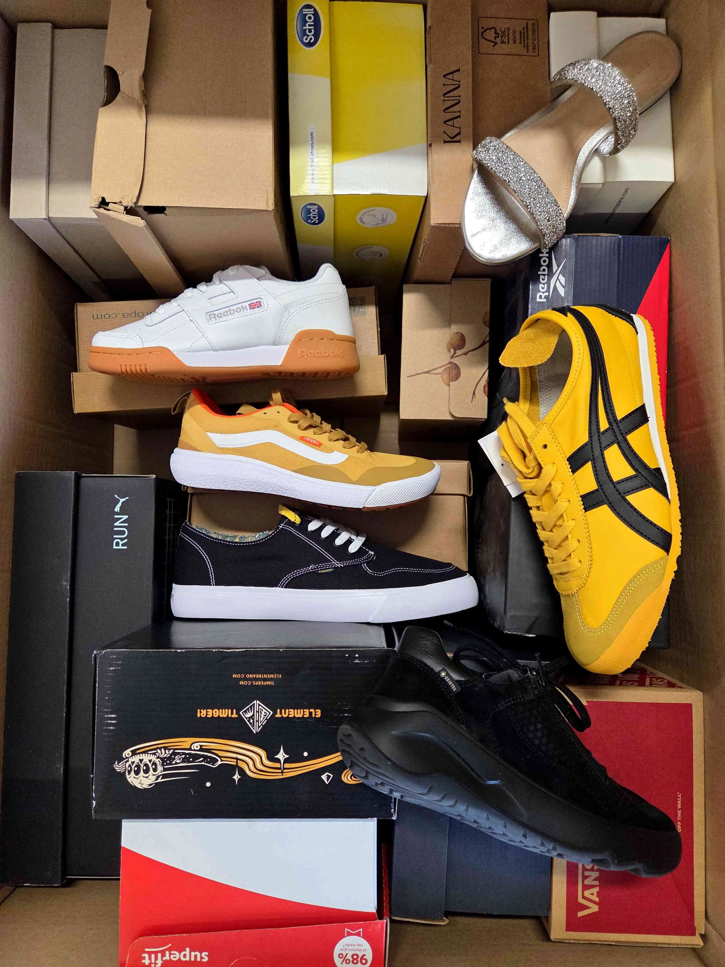 AS1449 3 The photo shows a package with footwear in the category AS.