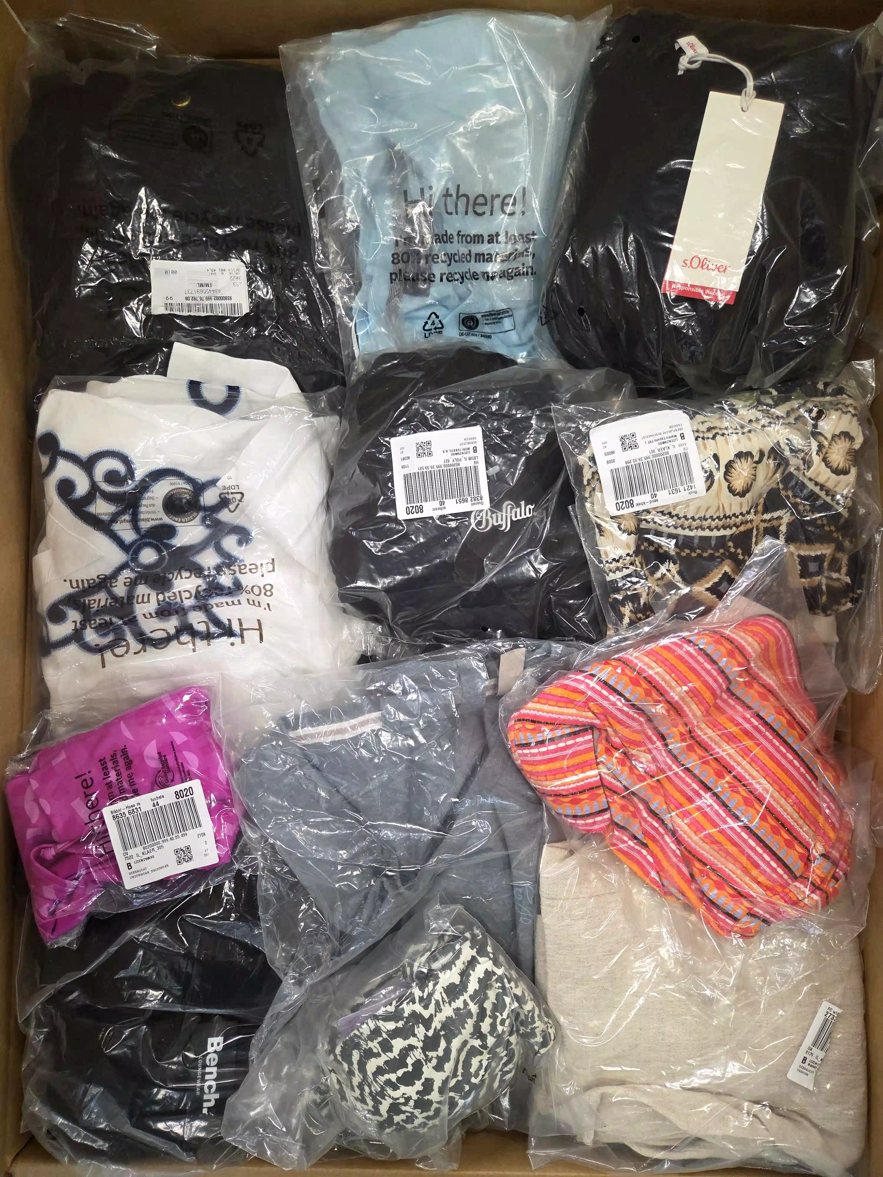 BY180 3 The photo shows a package with clothing in the category B.