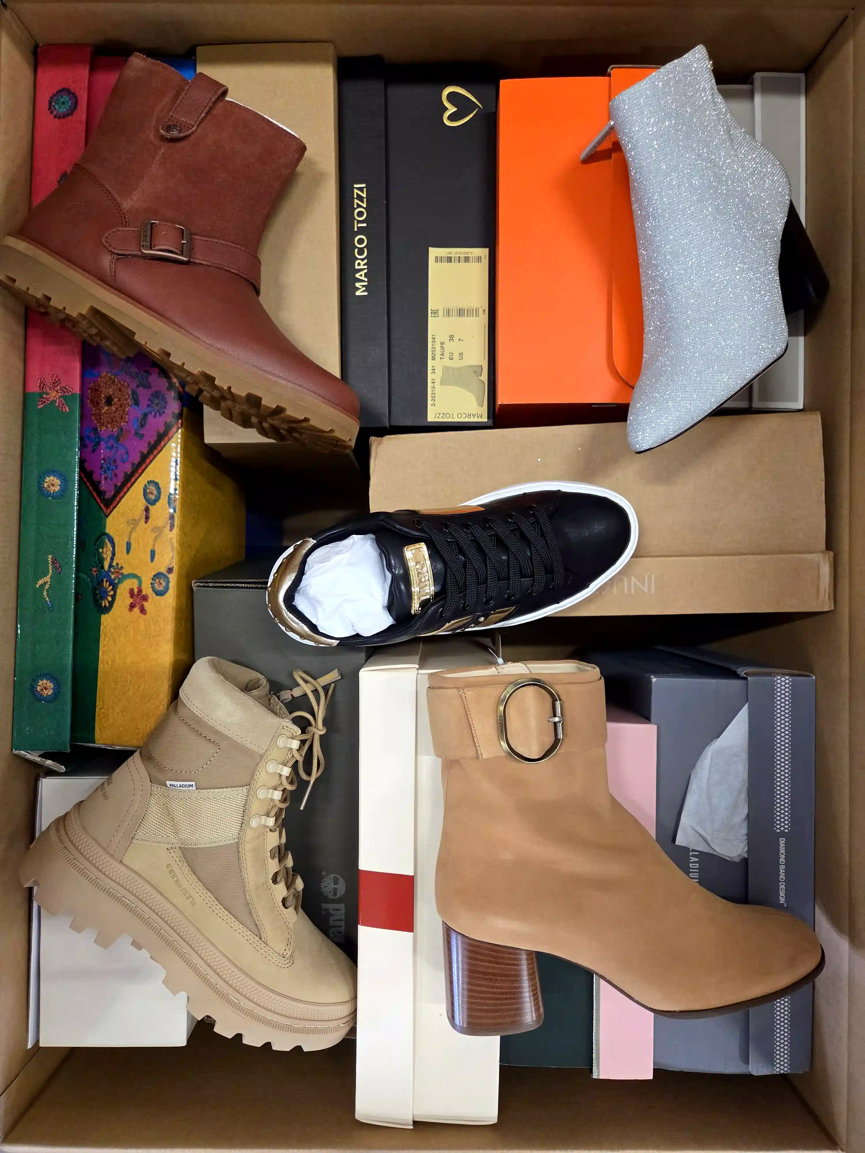 ASW182 3 The photo shows a package with footwear in the category AS.
