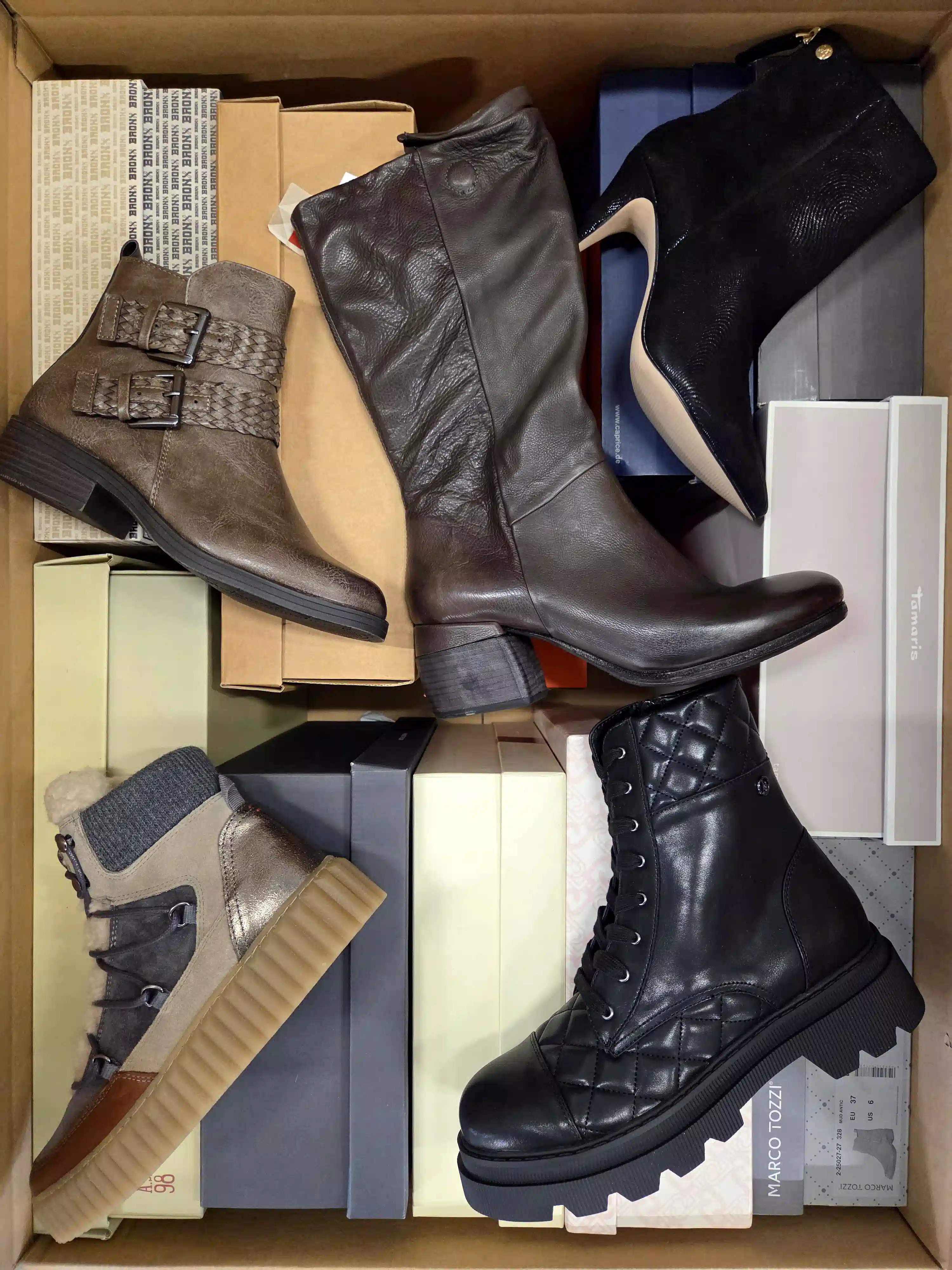 ASW183 3 The photo shows a package with footwear in the category AS.