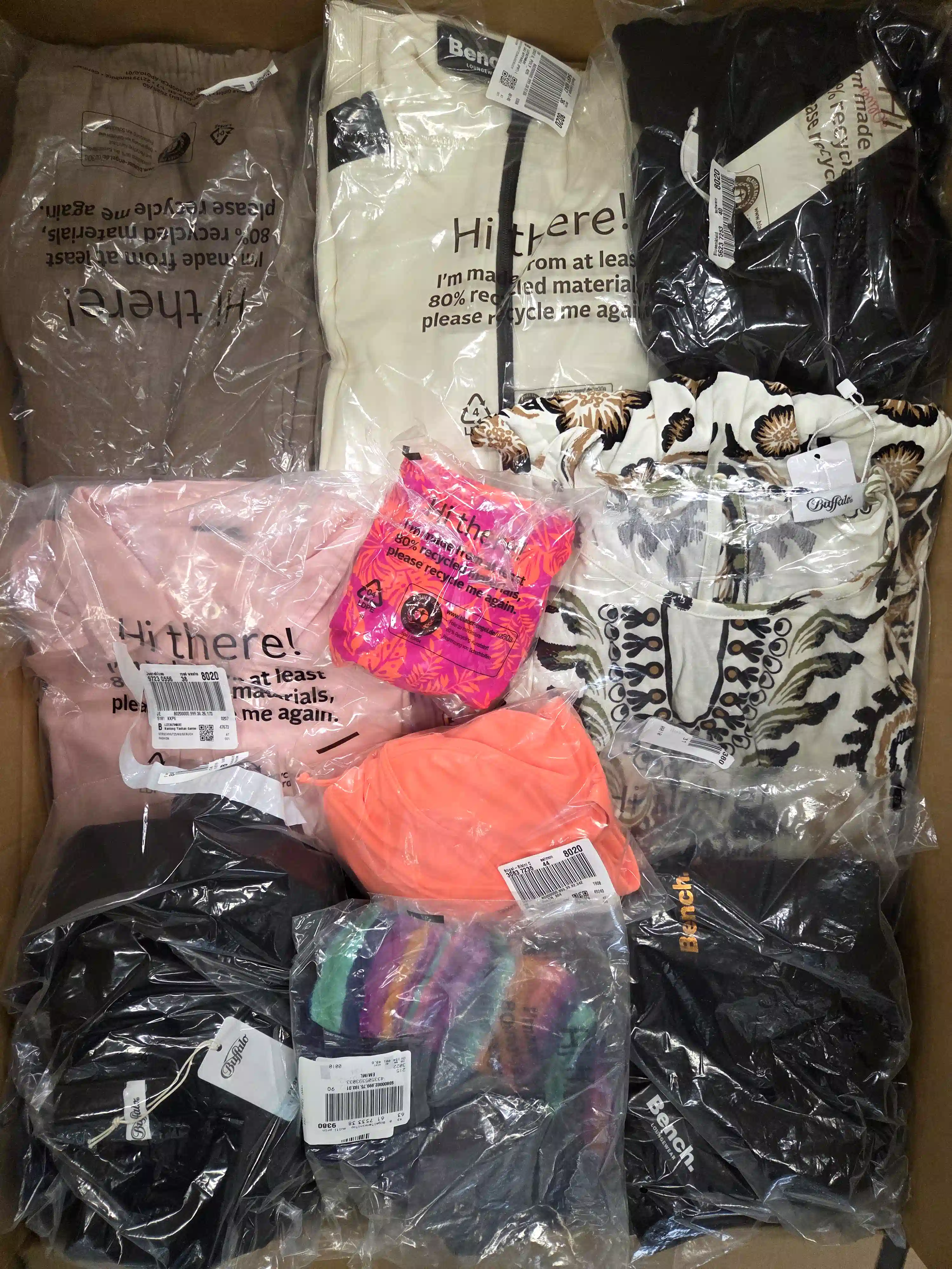 BY184 3 The photo shows a package with clothing in the category B.