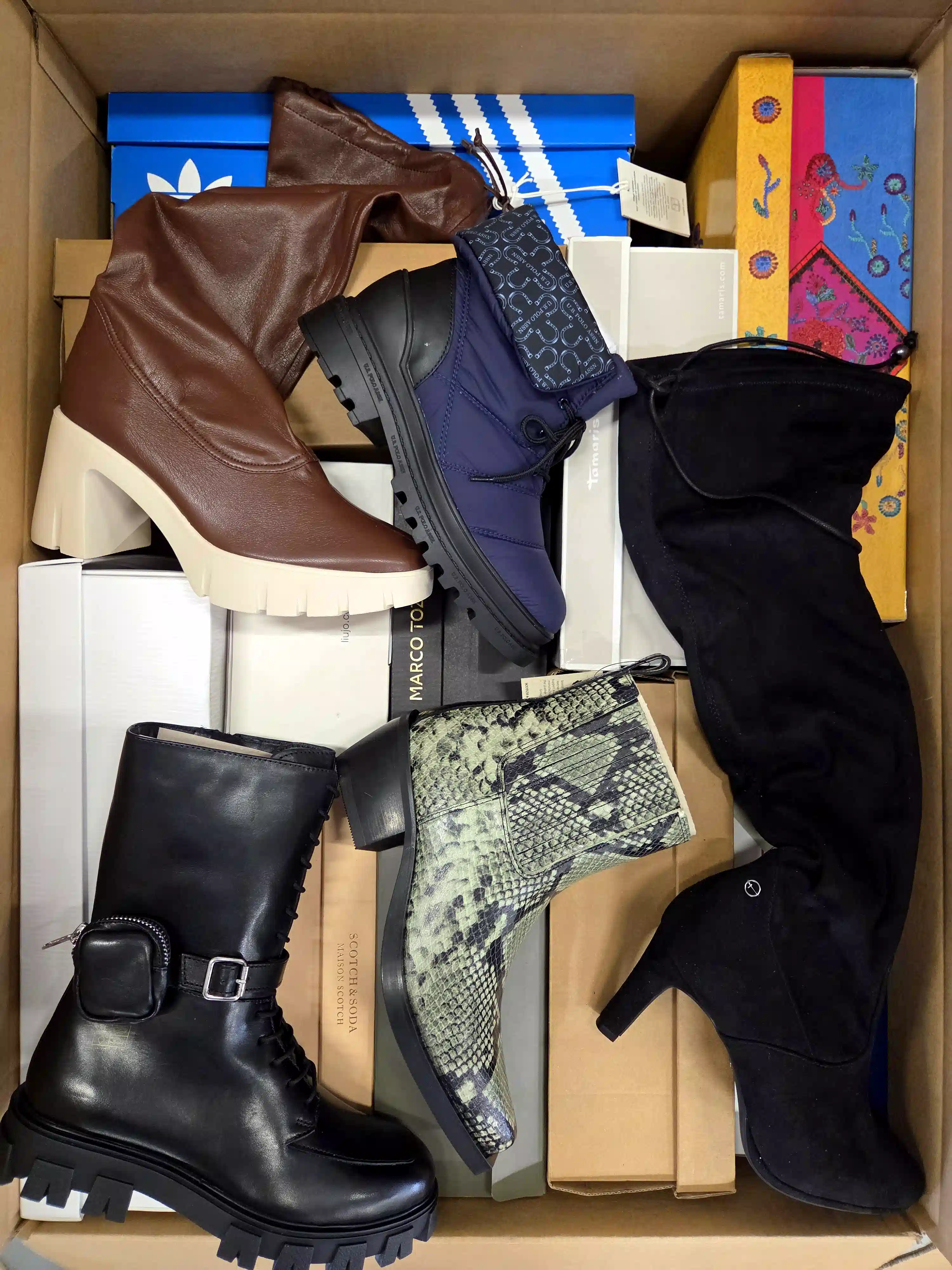 ASW186 3 The photo shows a package with footwear in the category AS.