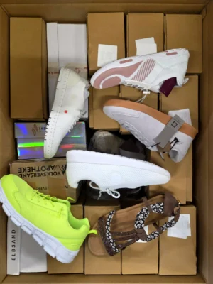 The photo shows a package with clothing in the category B.