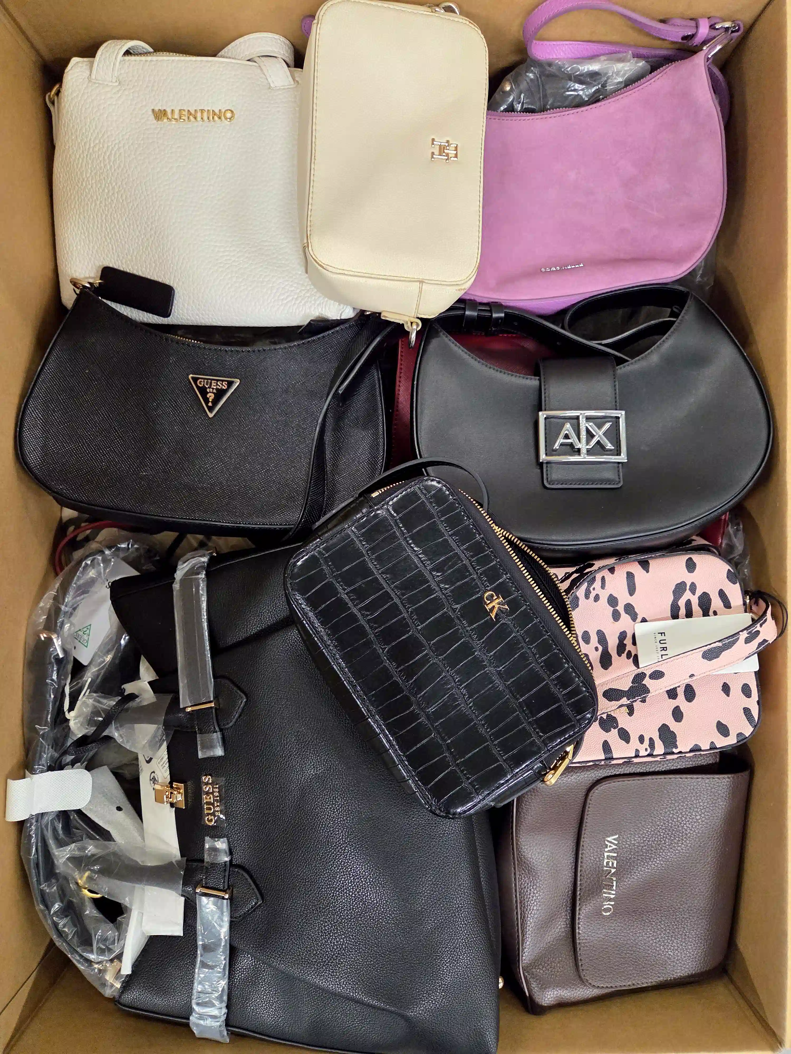 HC1894 3 The picture shows a package with accessories in the category HC.