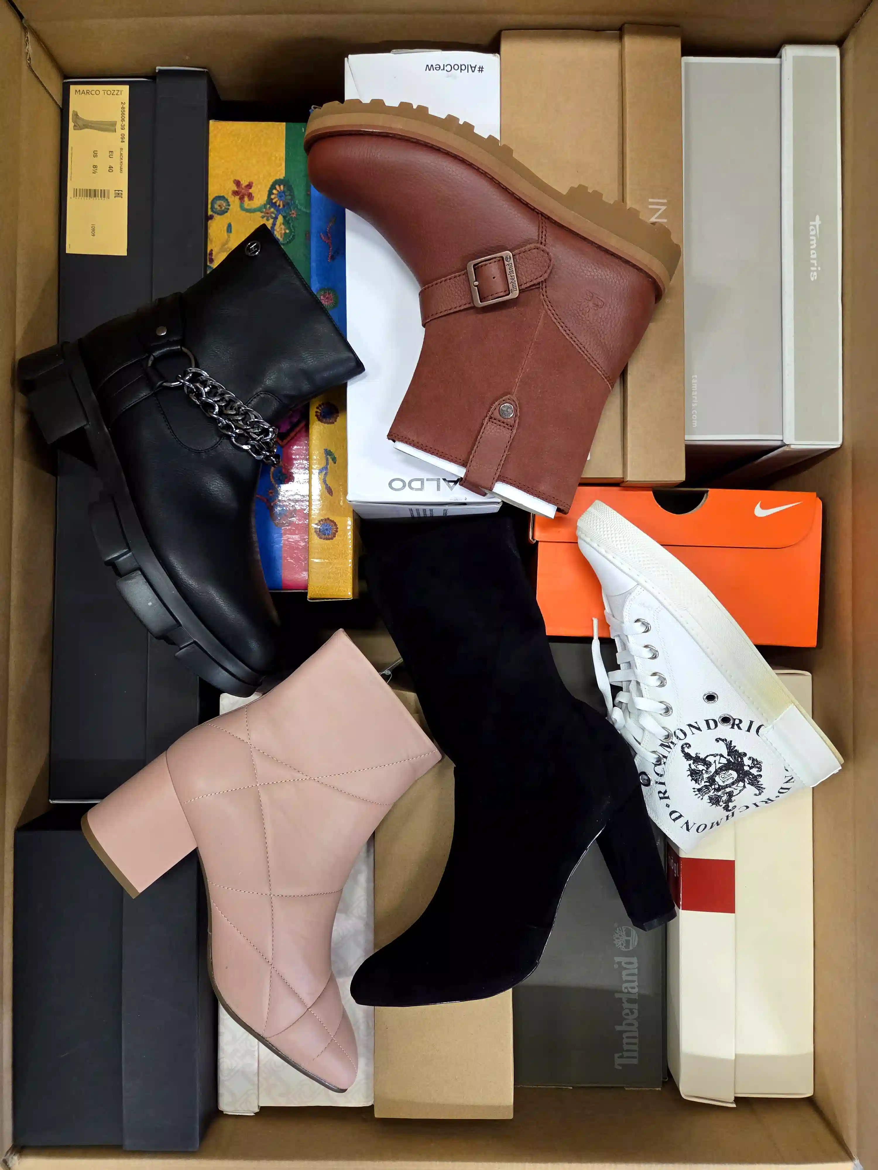 ASW190 3 The photo shows a package with footwear in the category AS.