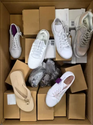 The photo shows a package with clothing in the category B.