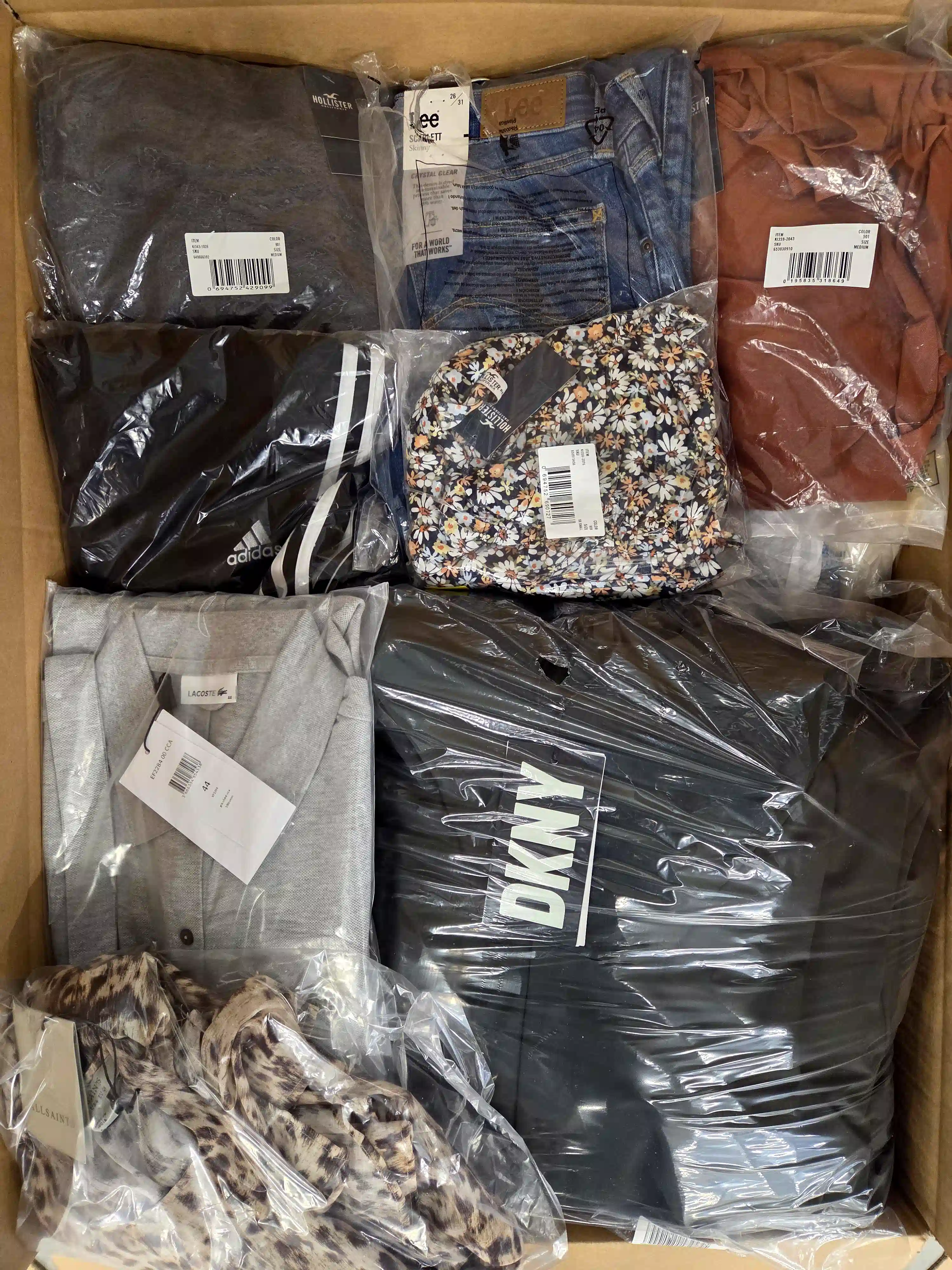 B1913 3 The photo shows a package with clothing in the category B.