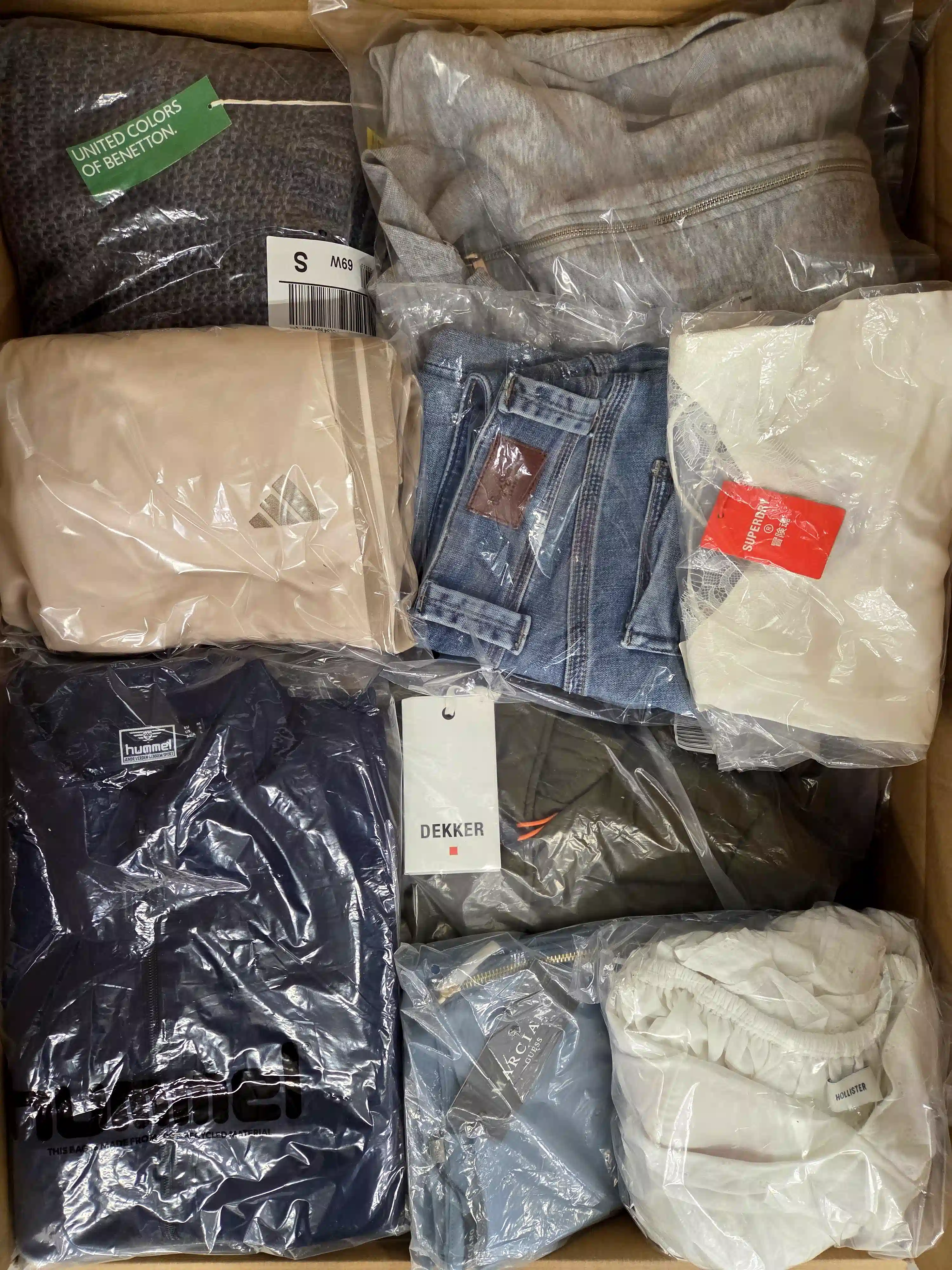 B1915 3 The photo shows a package with clothing in the category B.