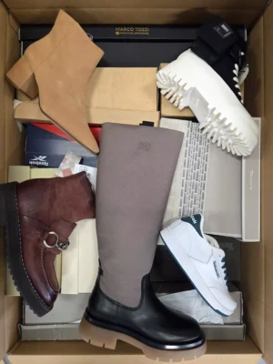 The photo shows a package with footwear in the category AS.