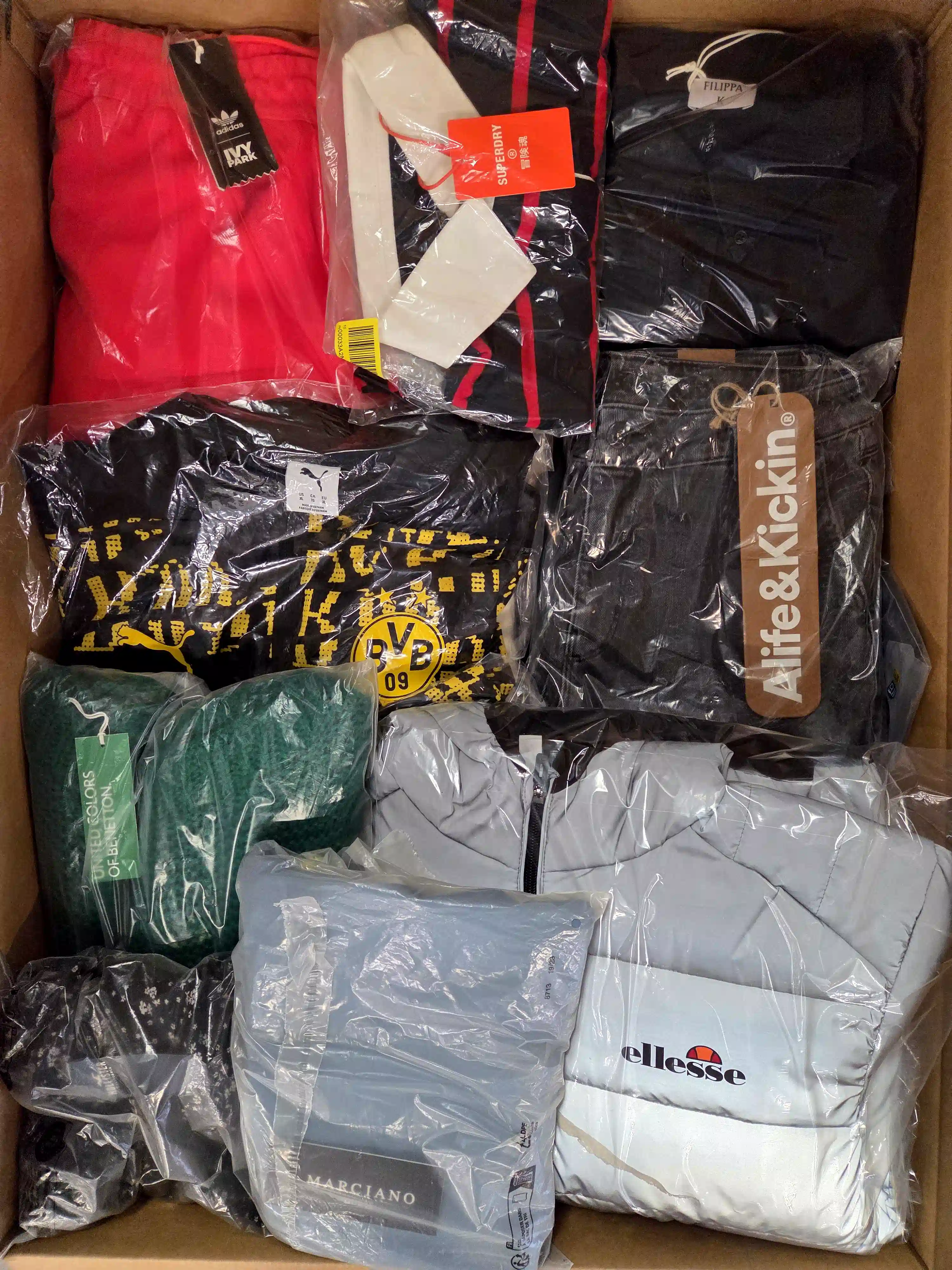 B1920 3 The photo shows a package with clothing in the category B.
