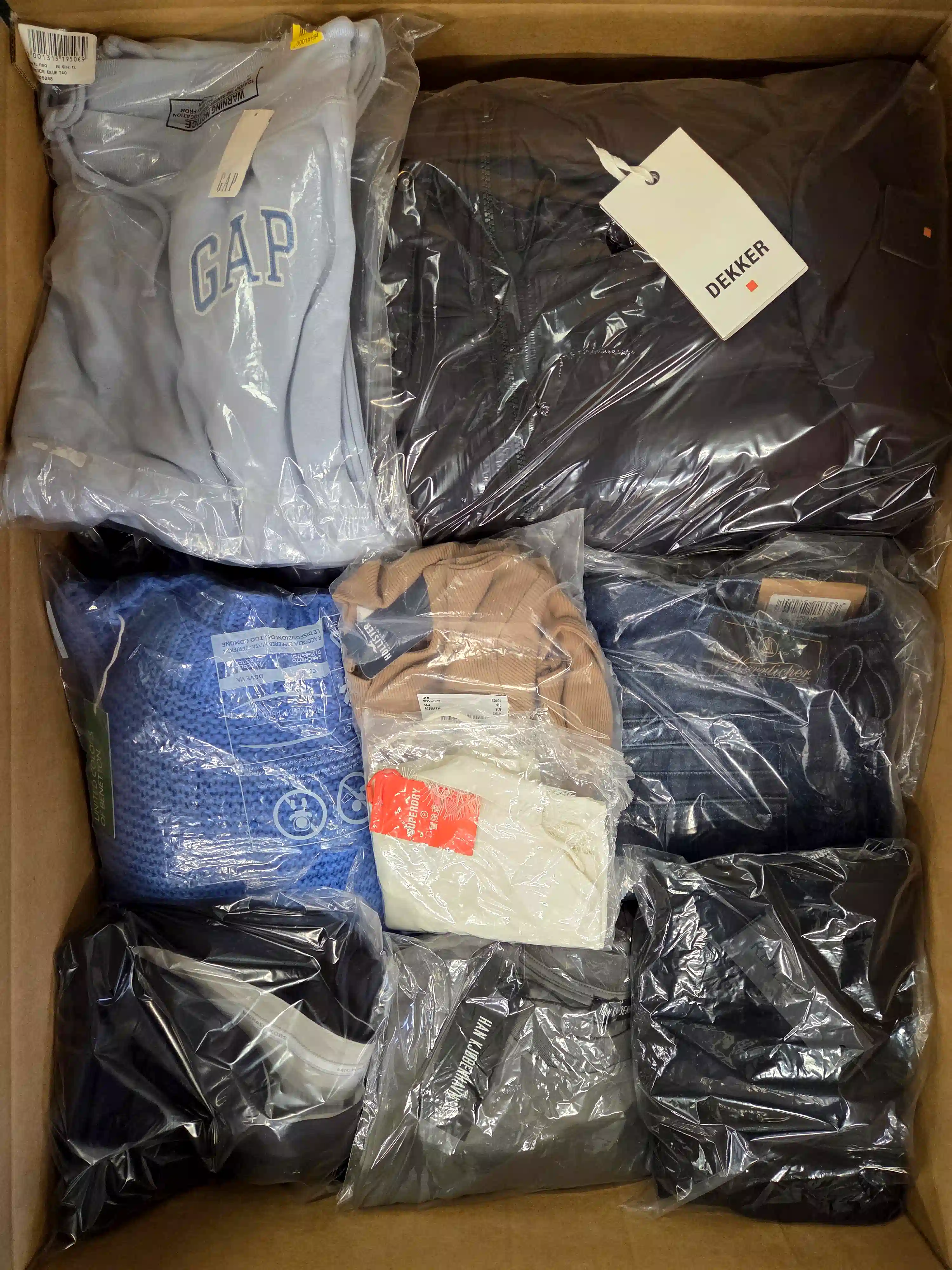 B1921 3 The photo shows a package with clothing in the category B.