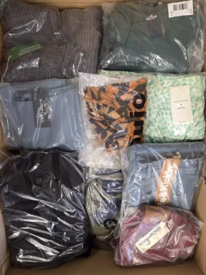 The photo shows a package with clothing in the category B.
