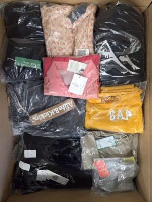 The photo shows a package with clothing in the category B.