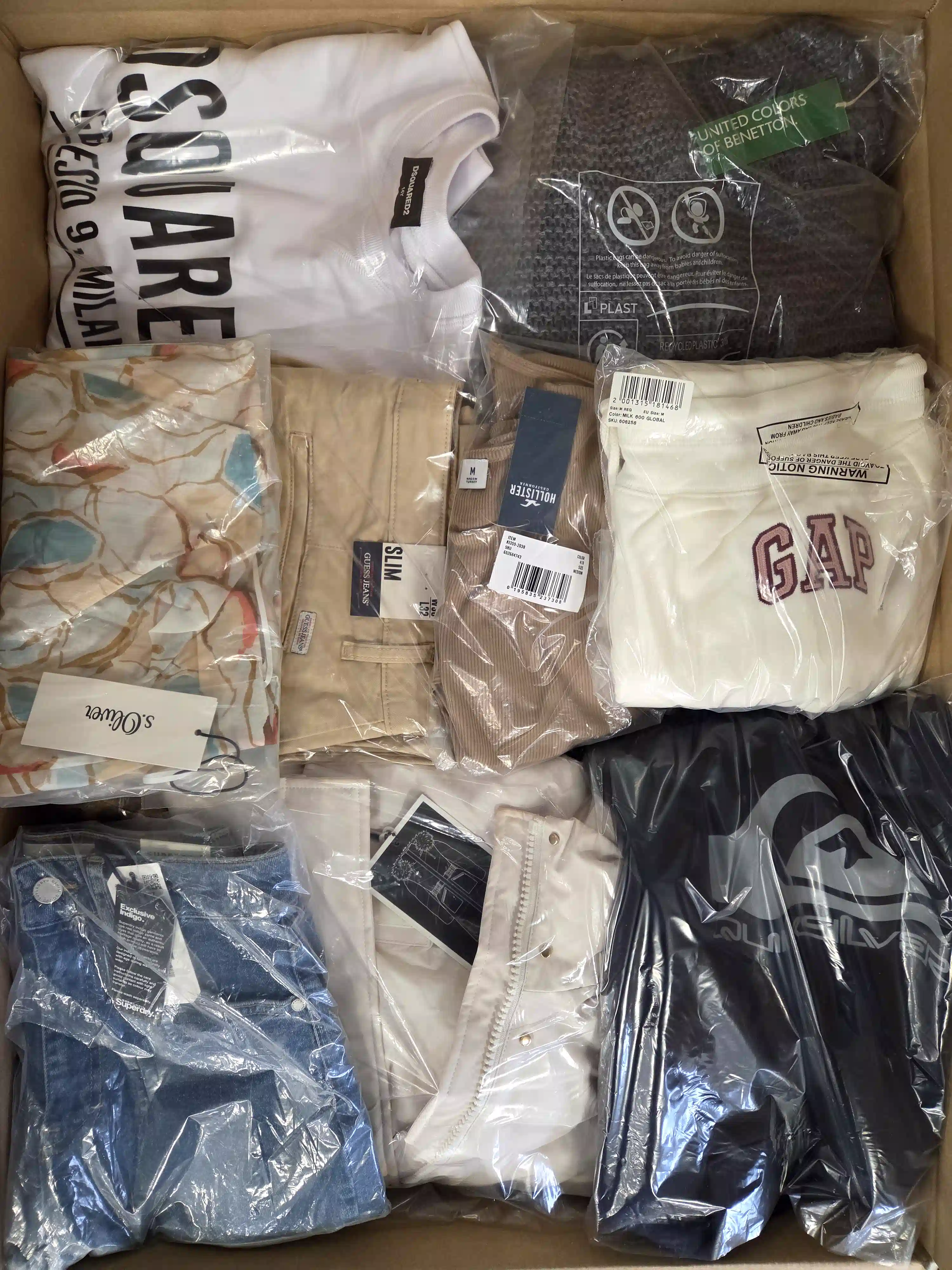 B1924 3 The photo shows a package with clothing in the category B.