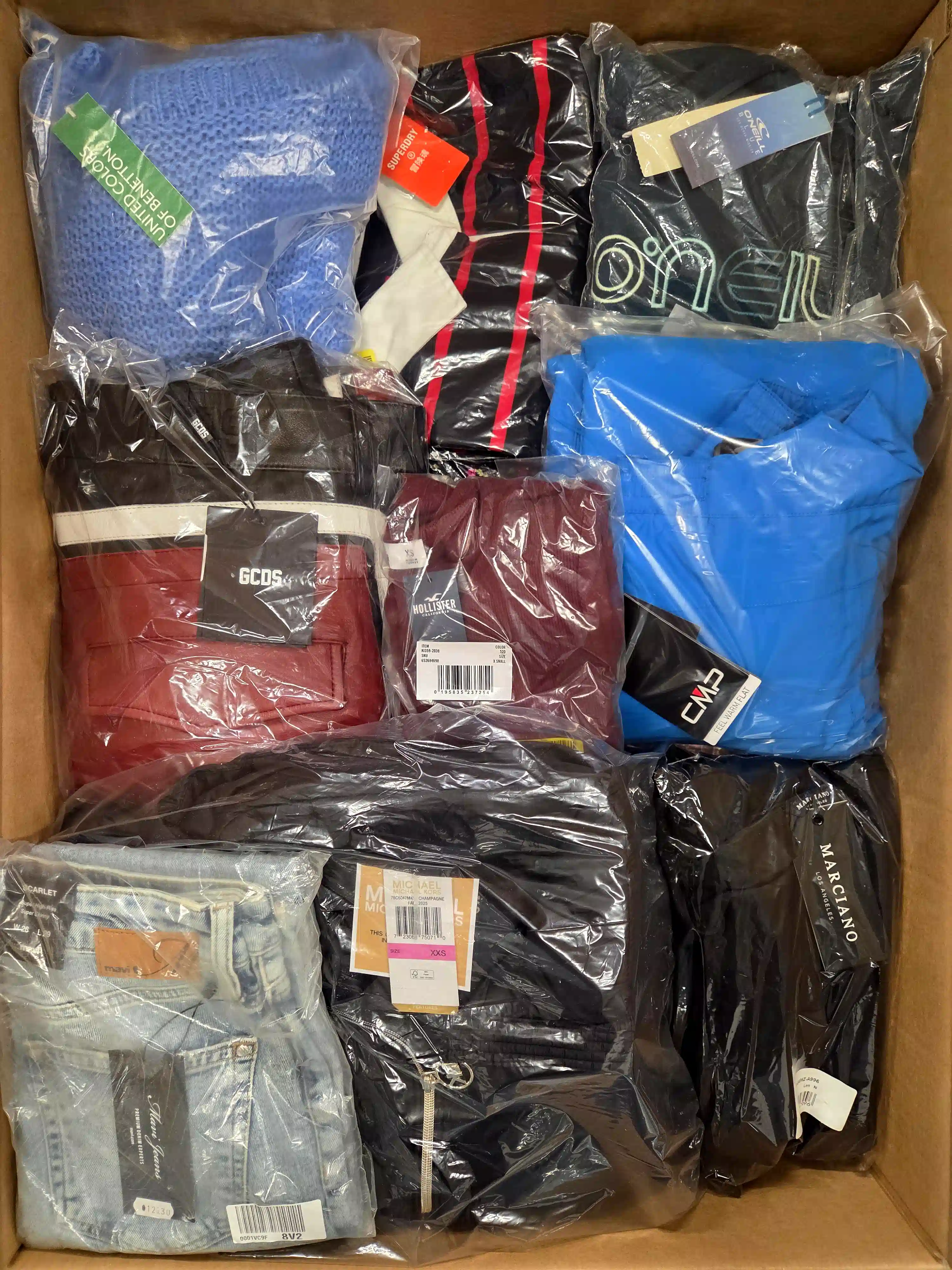 B1938 3 The photo shows a package with clothing in the category B.