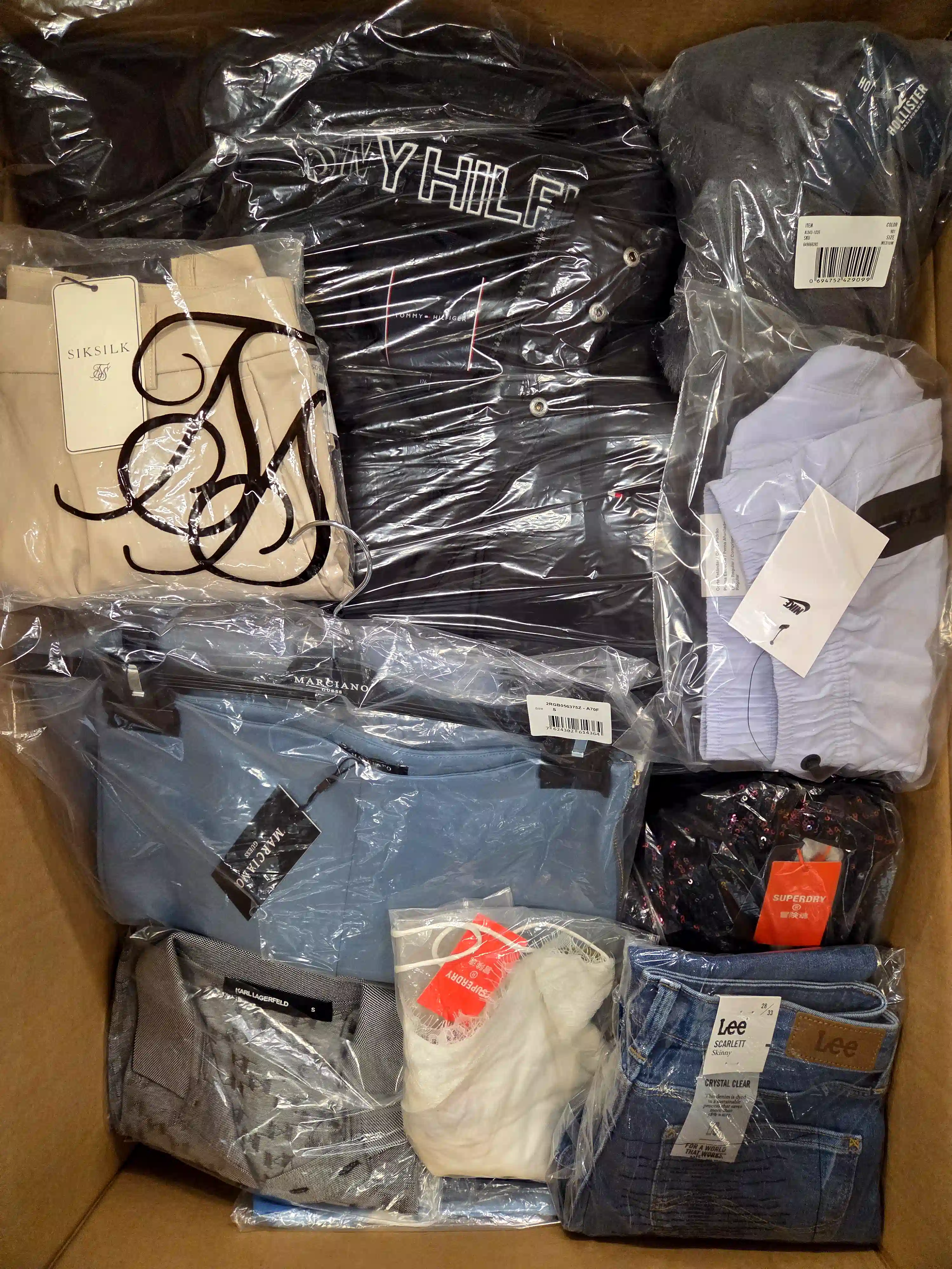 B1939 3 The photo shows a package with clothing in the category B.