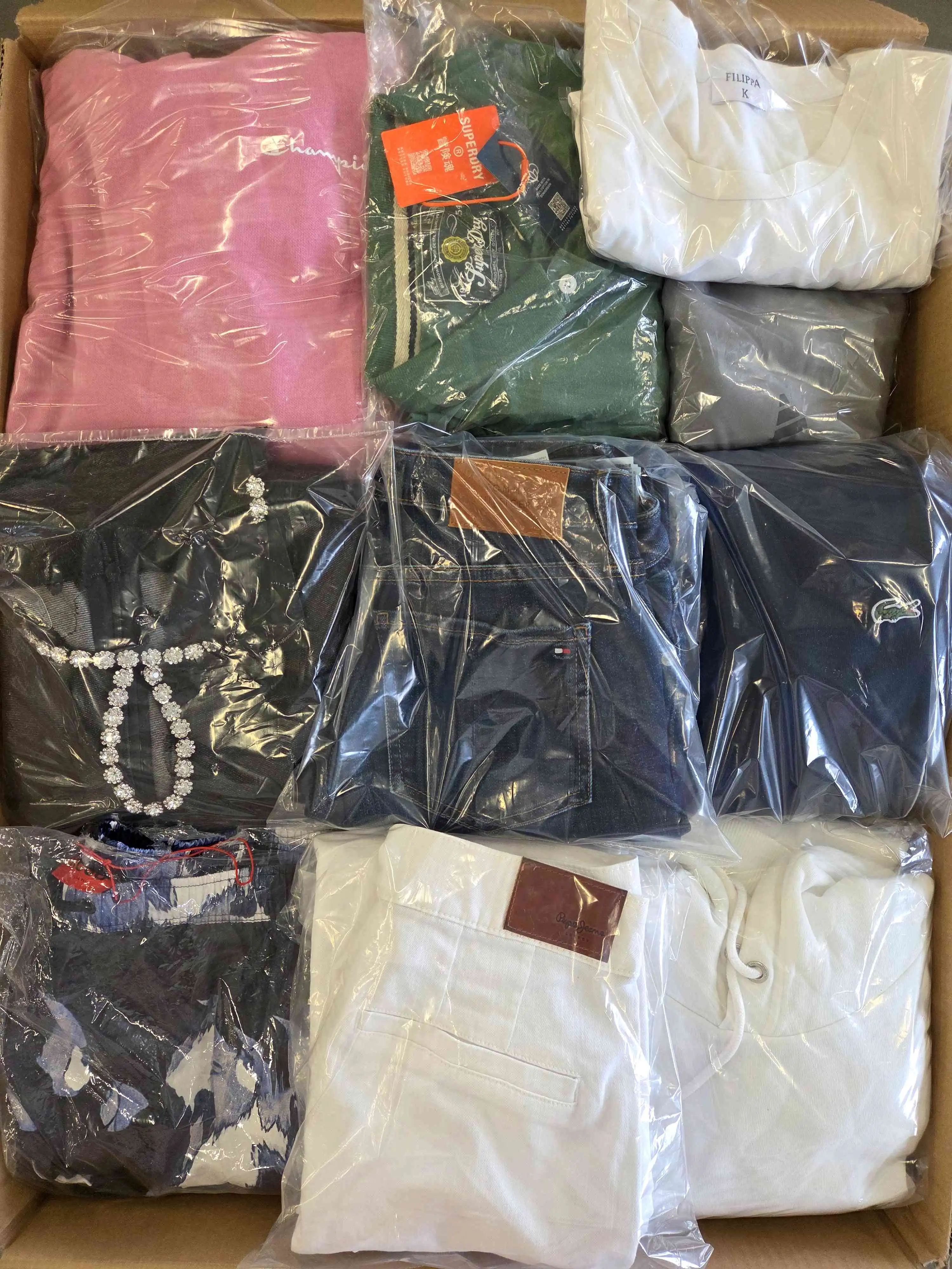 C2028 2 The photo shows a package with clothing in the category C.