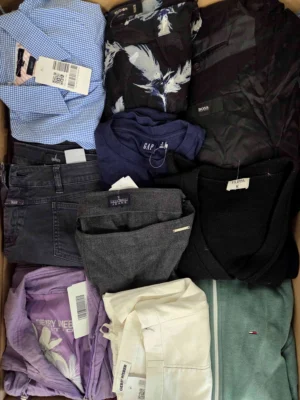 The photo shows a package with clothing in the category U.