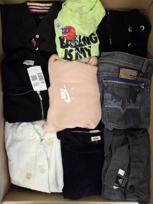 The photo shows a package with clothing in the category U.