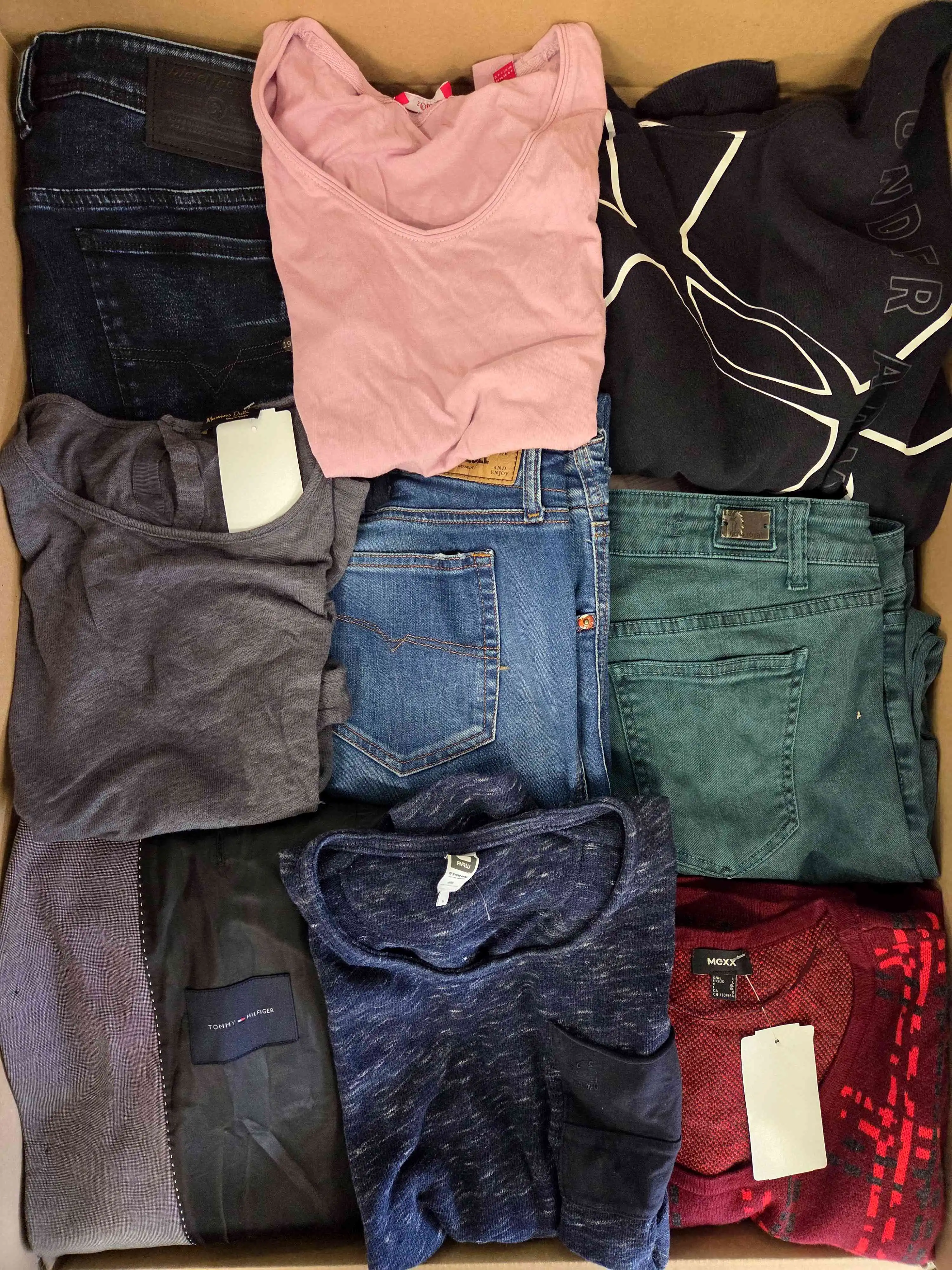 U2229 3 The photo shows a package with clothing in the category U.