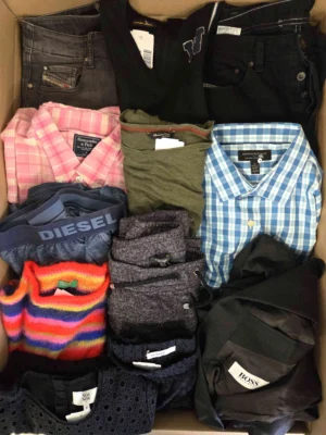 The photo shows a package with clothing in the category U.