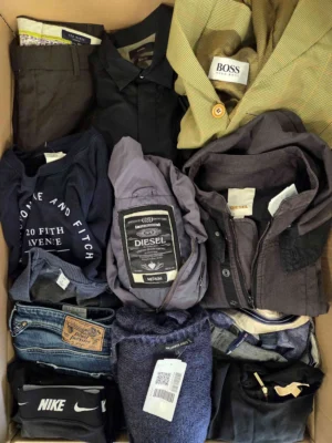 The photo shows a package with clothing in the category U.