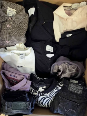 The photo shows a package with clothing in the category U.