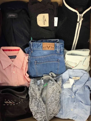 The photo shows a package with clothing in the category U.