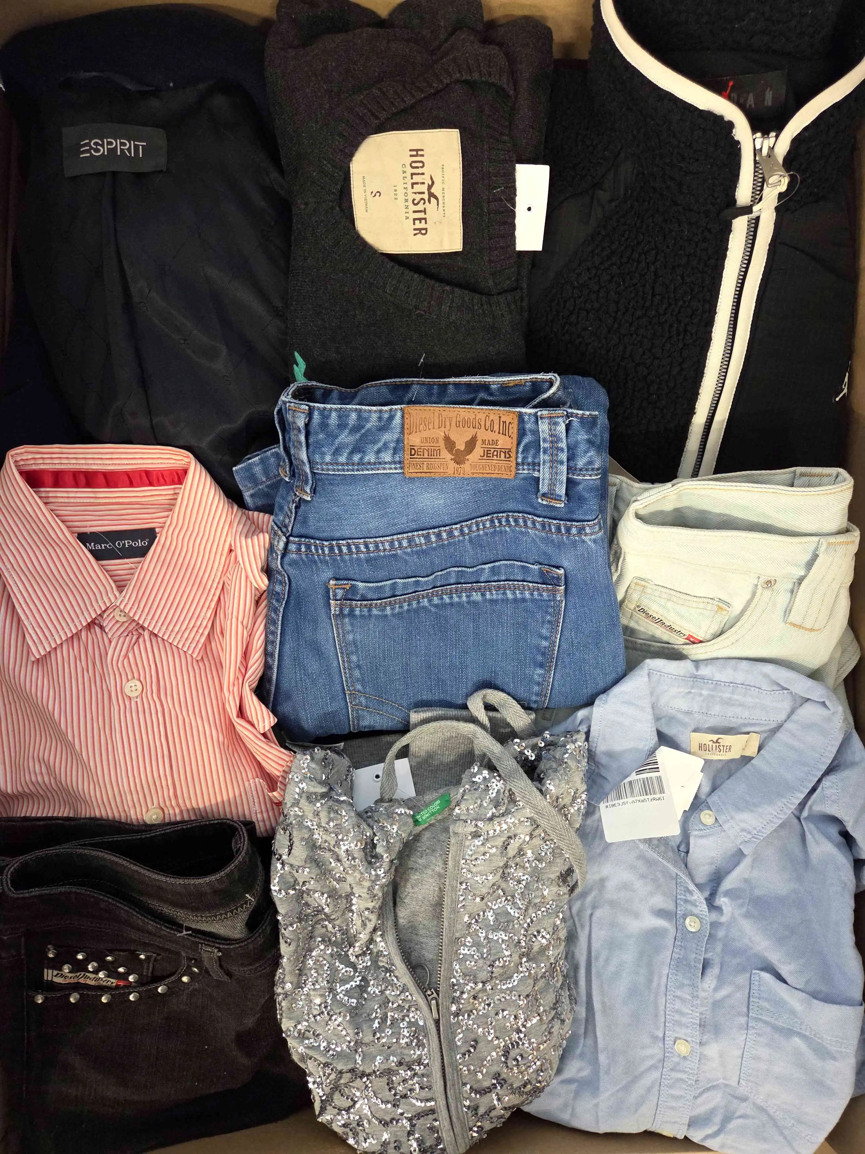 U2238 3 The photo shows a package with clothing in the category U.