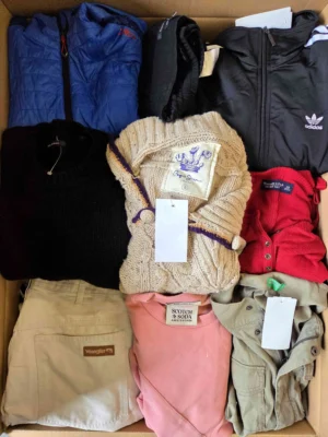 The photo shows a package with clothing in the category U.