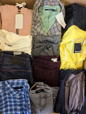The photo shows a package with clothing in the category U.