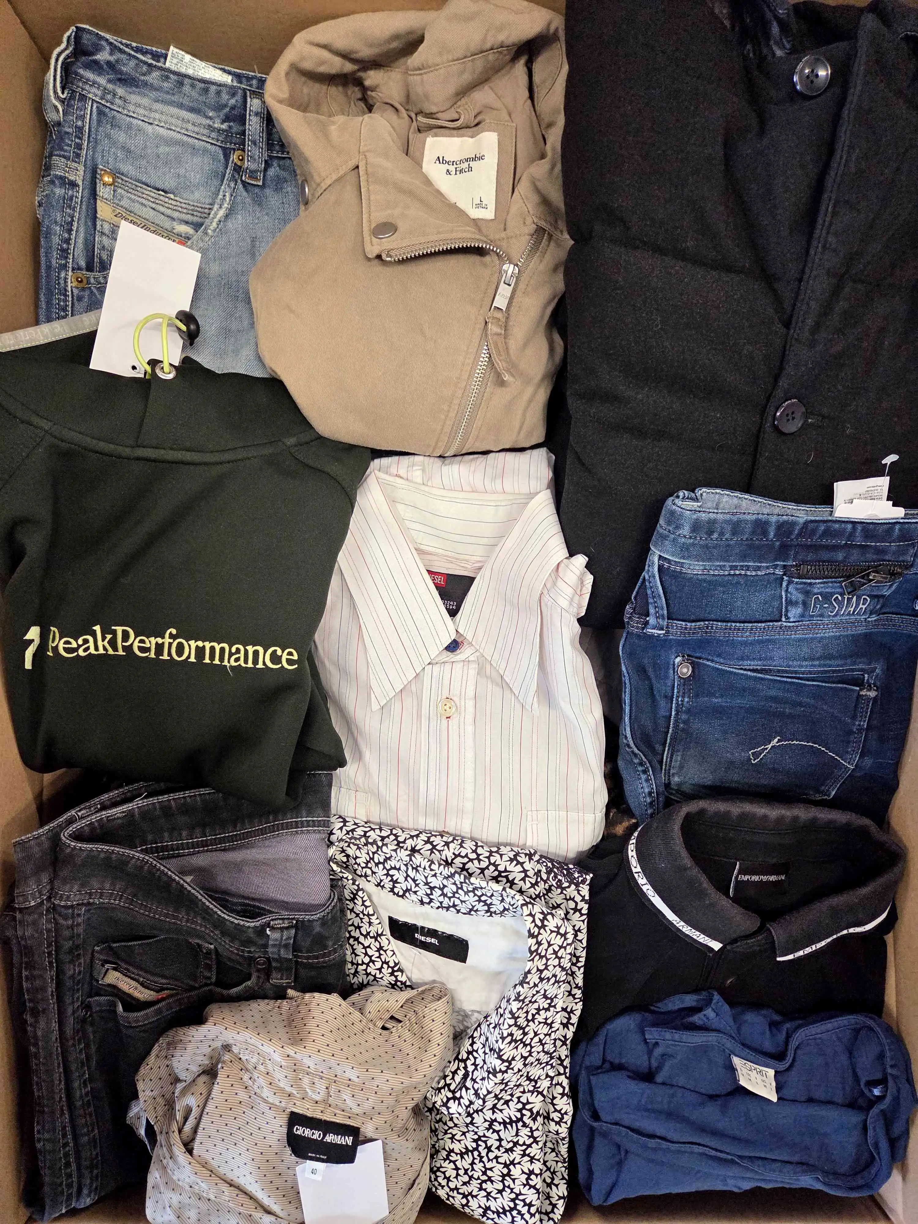 U2246 3 The photo shows a package with clothing in the category U.