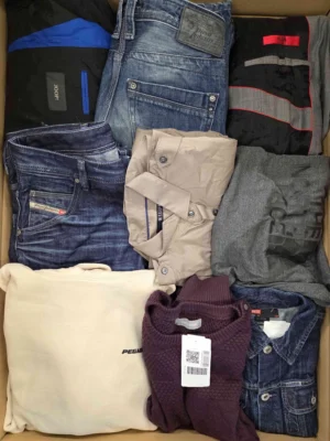 The photo shows a package with clothing in the category U.