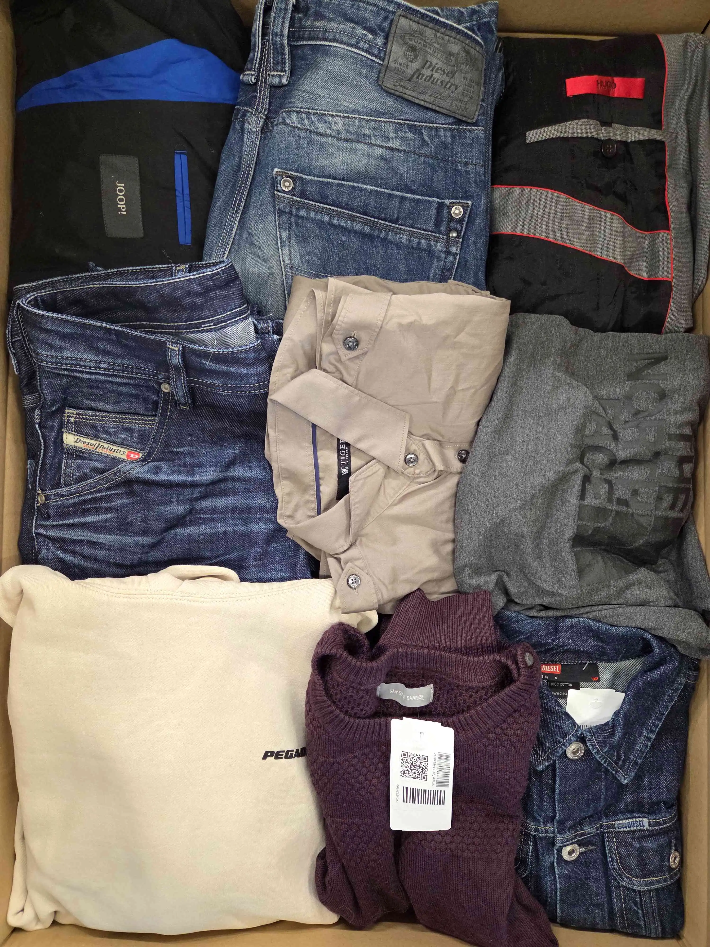U2261 3 The photo shows a package with clothing in the category U.