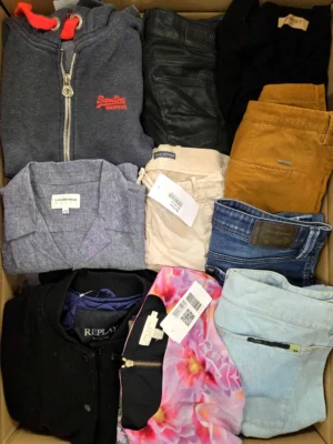 The photo shows a package with clothing in the category U.