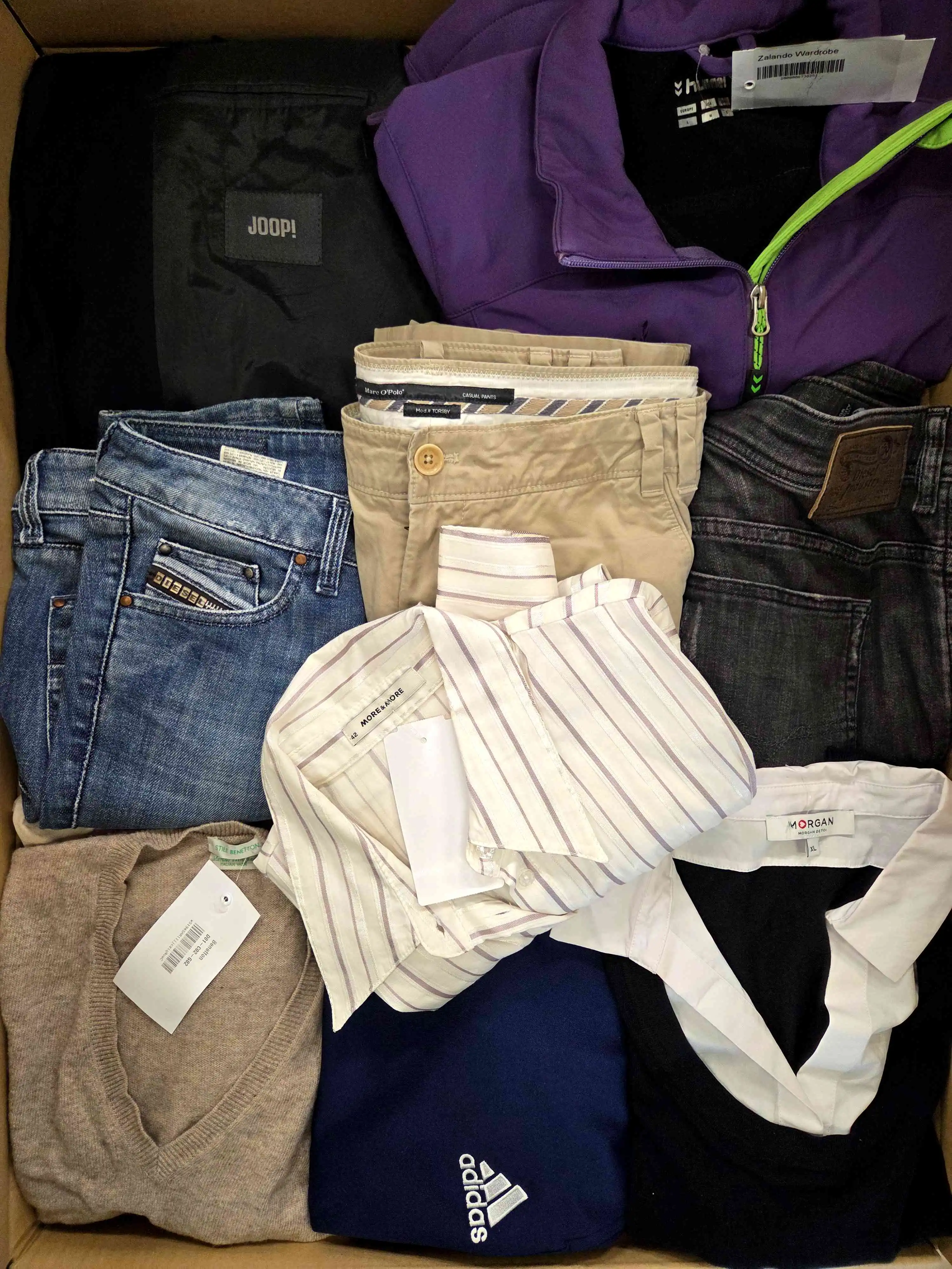 U2265 3 The photo shows a package with clothing in the category U.