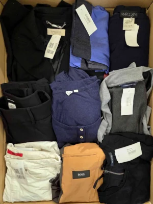 The photo shows a package with clothing in the category U.