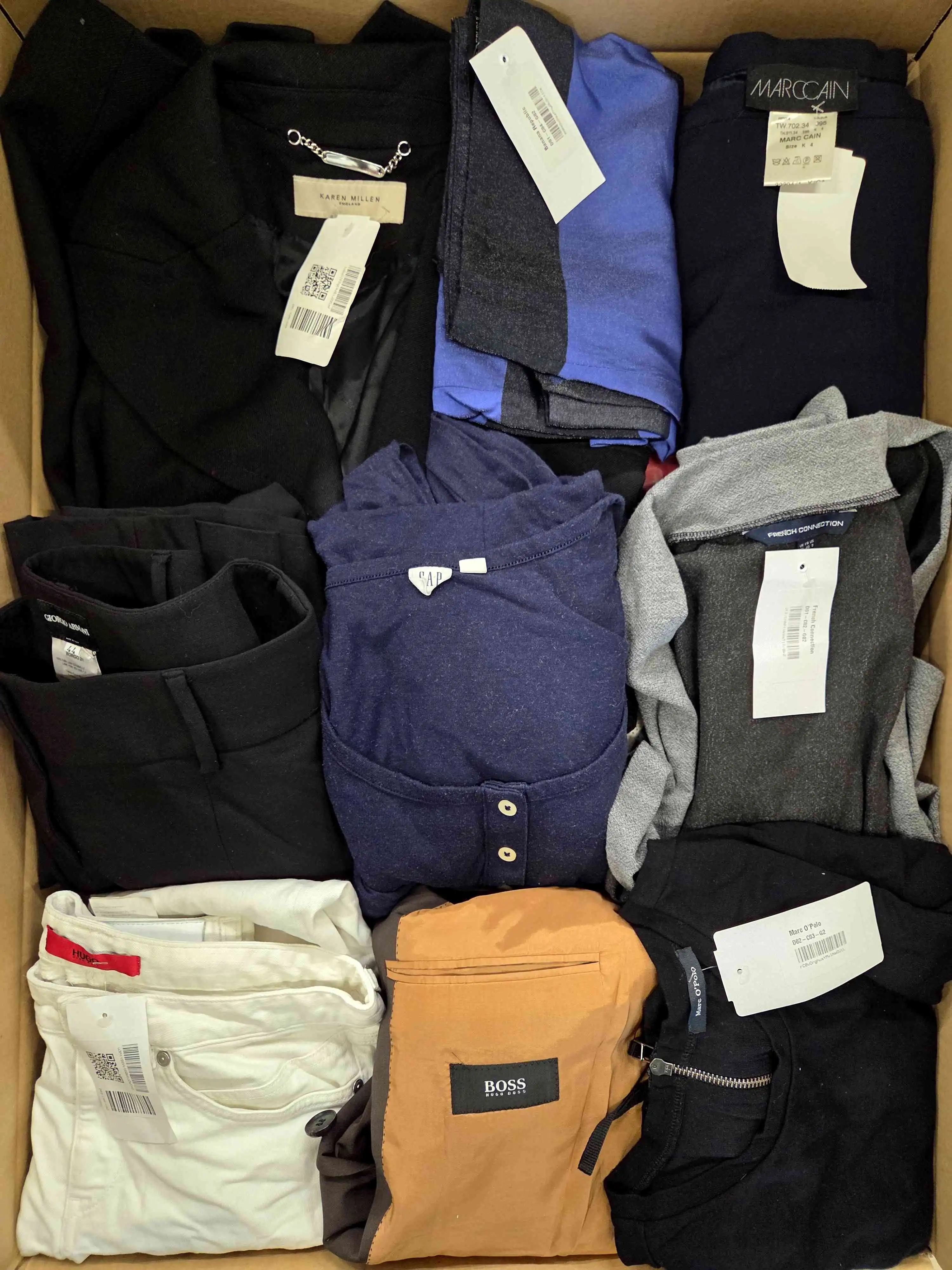 U2266 3 The photo shows a package with clothing in the category U.