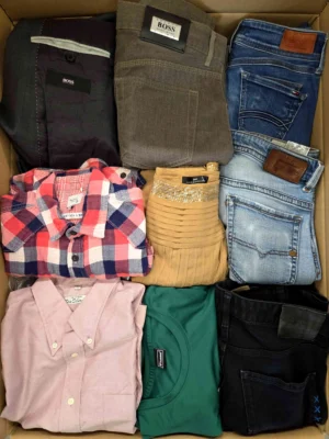 The photo shows a package with clothing in the category U.