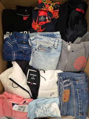 The photo shows a package with clothing in the category U.