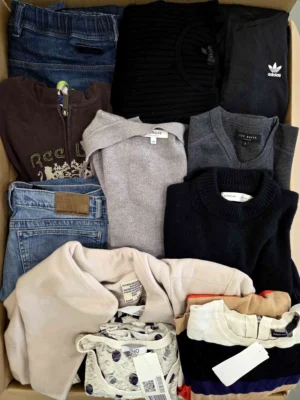 The photo shows a package with clothing in the category U.