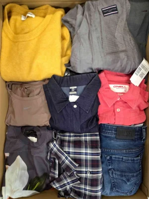 The photo shows a package with clothing in the category U.