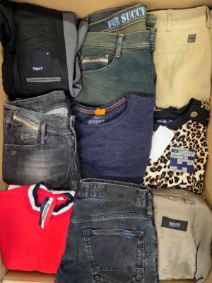 The photo shows a package with clothing in the category U.