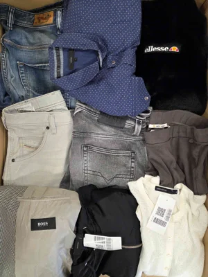 The photo shows a package with clothing in the category U.