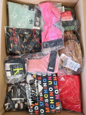 The photo shows a package with clothing in the category AU.